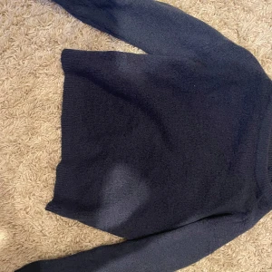 stickad tröja - Säljer en stickad tröja från lager, den är använd många gånger men är ändå i okej skick! Tröjan är lite sliten vid ärmen och längs neder delen där av priset!💙