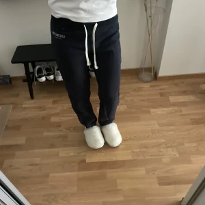 Mjukisbyxor från Lexington  - Så snygga och sköna mjukisbyxor från Lexington. Använda fåtal gånger. Köpta för 1100 kr. Mudd längst ner. De är marinblåa 