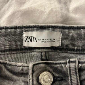 Zara jeans - Super fina gråa jeans från Zara😍De har en medelhög midja och en slitts längst ner på benet. Går ej att köpa från Zara längre! Priset kan diskuteras vid snabb affär☺️