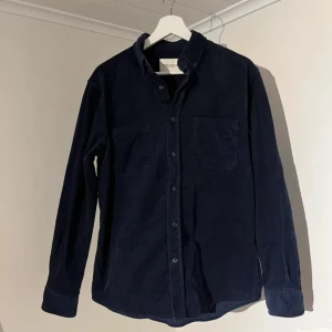Mörkblå Overshirt These Glory Days  - Säljer denna sjukt snygga Overshirten från These Glory Days⭐️ Färgen är mörkblå och storleken är M✅Jackan har inga defekter och skicket är utomordentligt🙌🤝 Sjukt najs passform och passar perfekt som vår och sommarjacka☀️🙌 Tveka inte på att höra av er dig vid minsta fråga eller fundering😊