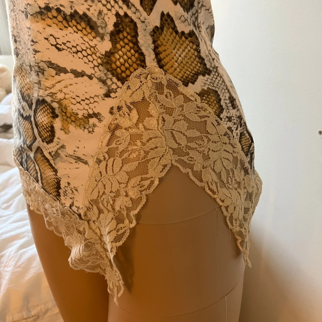 Ormmönstrad topp med spetsdetaljer - 1