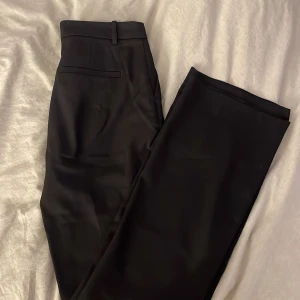 Svarta kostymbyxor från Lindex - Säljer ett par klassiska svarta kostymbyxor från Lindex, modell Fiona. Byxorna har normal passform, raka ben och medelhög midja. Inköpspris är 499kr. Använda sparsamt utan defekter ❣️