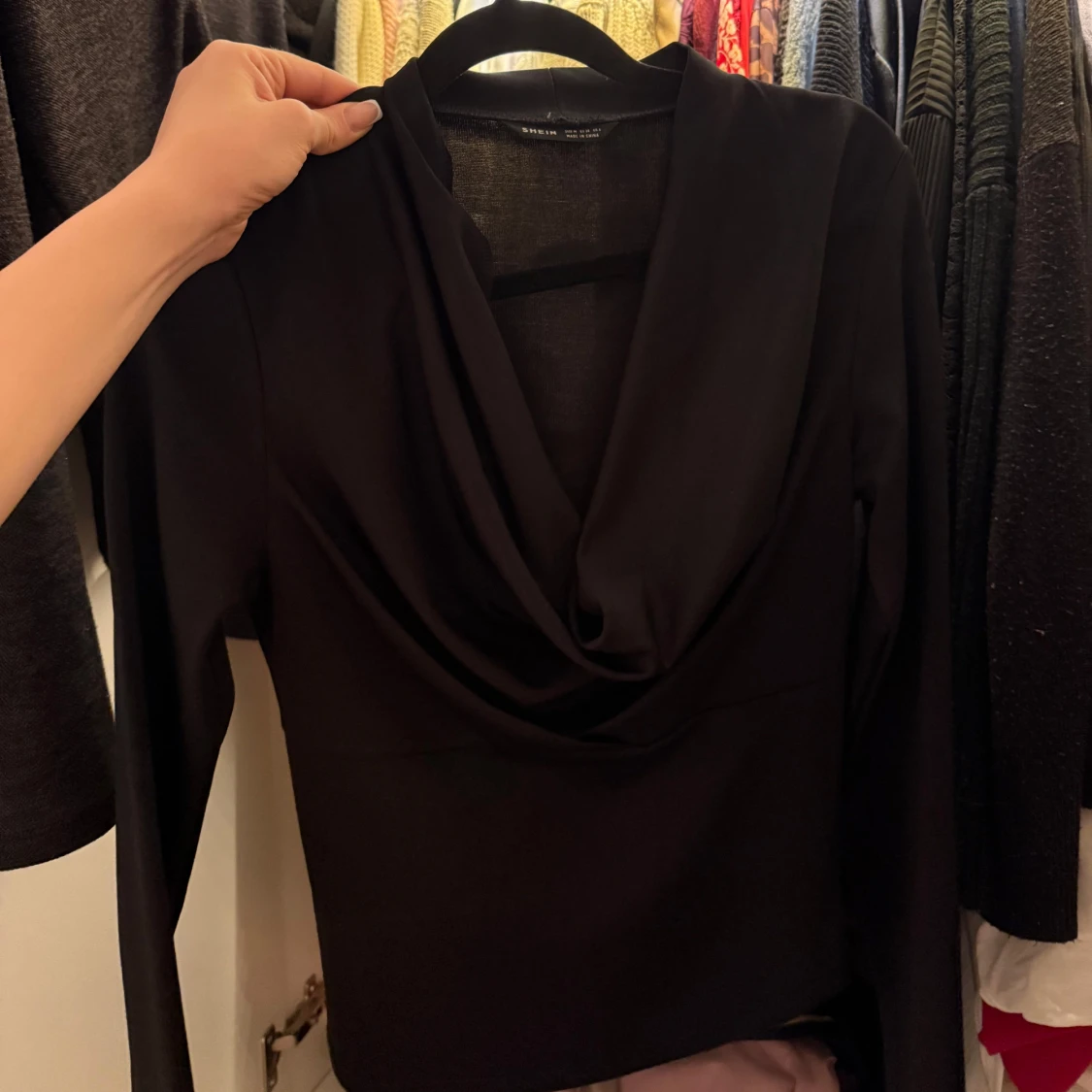 Svart långärmad omlottopp