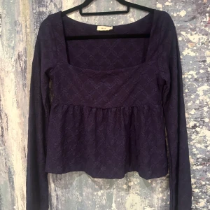 Mörklila långärmad blus med spets - Säljer en mörklila blus med lång ärm och fyrkantig ringning. Toppen har ett spetsmönster och en lätt utställd passform nedtill.   Aldrig använt 🫶🏽🫶🏽