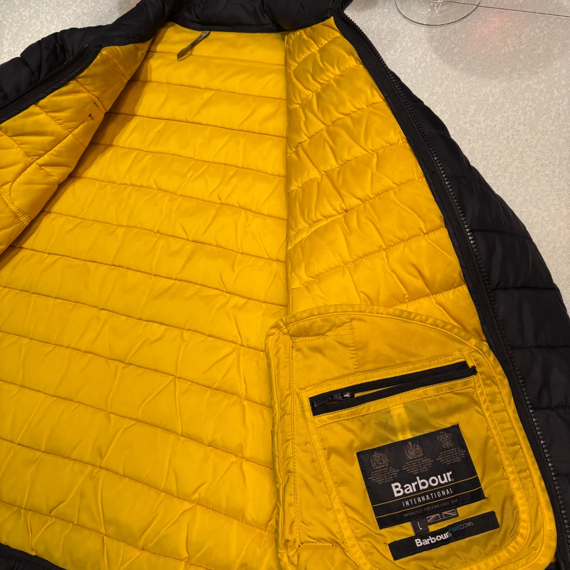 Svart quiltad pufferjacka från Barbour - 1