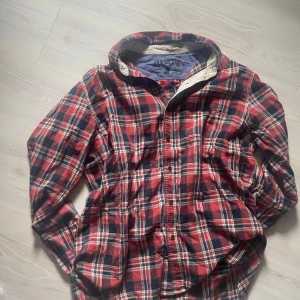 Replay skjorta/overshirt - Klassisk rutig skjorta i rött, blått och vitt från Replay Blue Jeans. Fet som övershirt över en hoodie