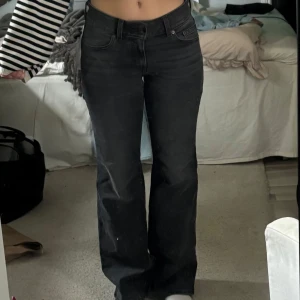 Levis superlow flare jeans - Säljer svarta Levis jeans storlek 27x32, använda fåtal gånger🤍