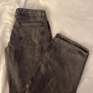 Svarta low waist jeans från Zara - Snygga svarta jeansbyxor från Zara med raka ben och låg midja. Byxorna har endast provats på, alltså i nyskick, passar 36 och ev 38. Hör av er vid funderingar❣️