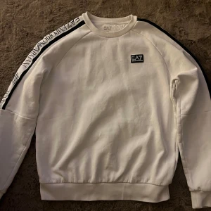 Emporio Armani Tröja - Emporio Armani Tröja i väldigt bra skick. Använt 2-3 gånger som max. Storlek M