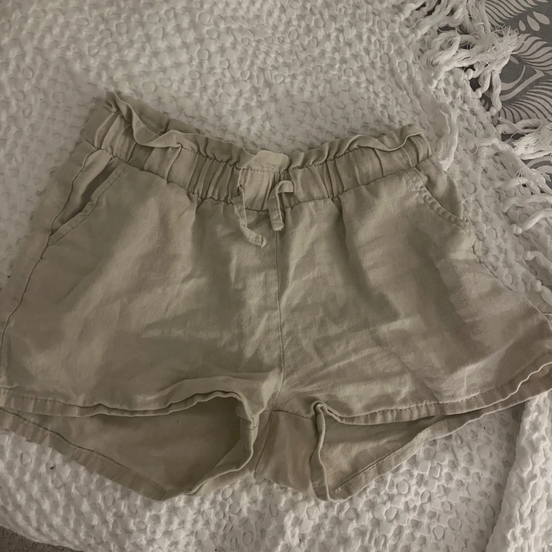 Beiga linneshorts med knytband