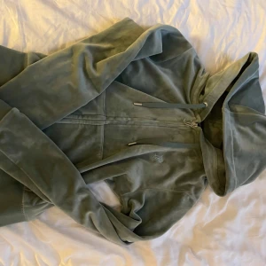 Grön Juicy Couture tröja - Säljer min Juicy Couture tröja då den är för liten! Fint skick, endast använd 3-4 gånger. Köpt för 1200kr, men säljer billigare💗