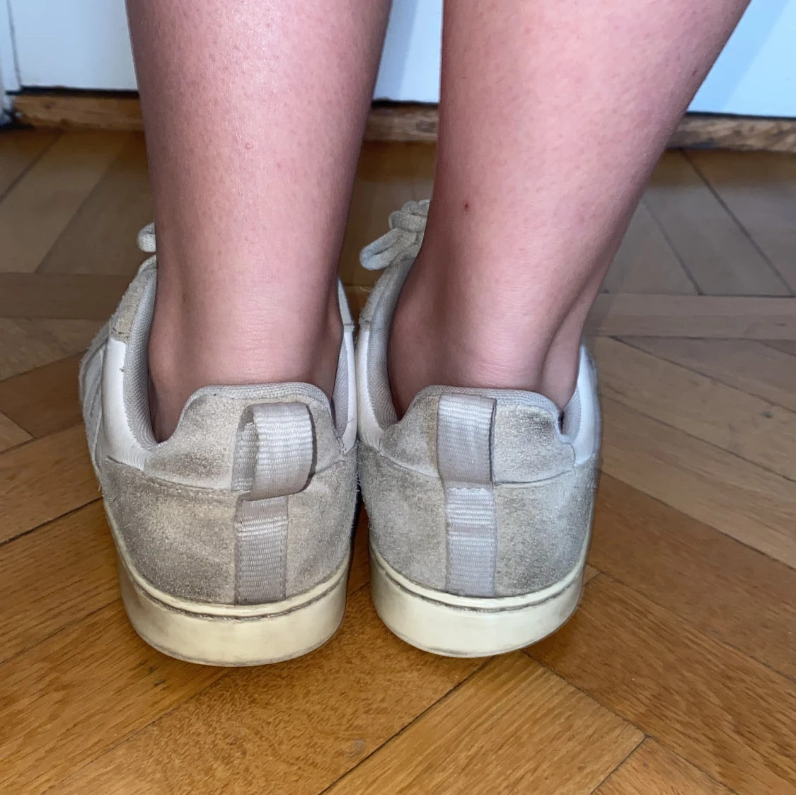 Beige och vita sneakers från Veja - 2