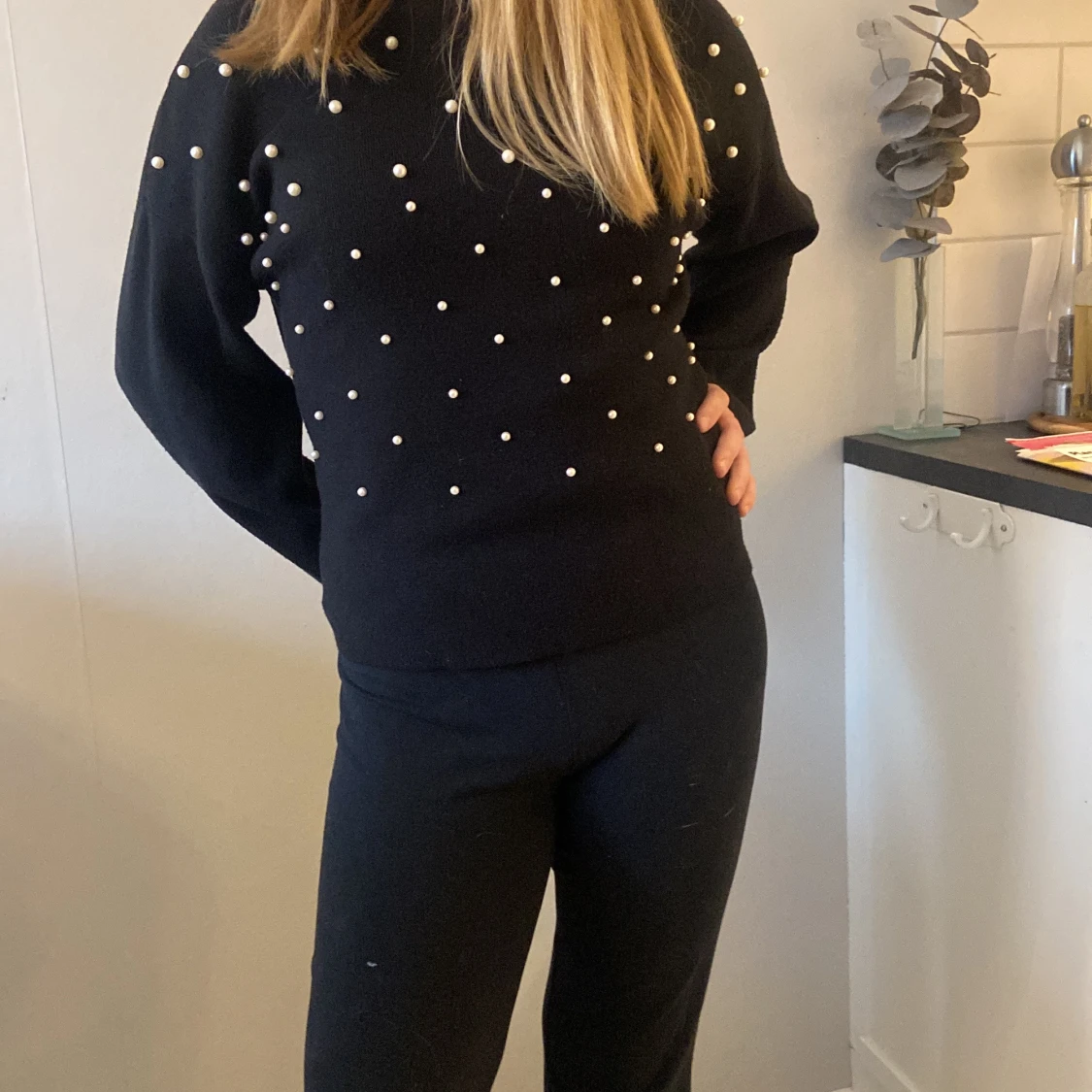 Svart stickad tröja med pärlor från DILVIN