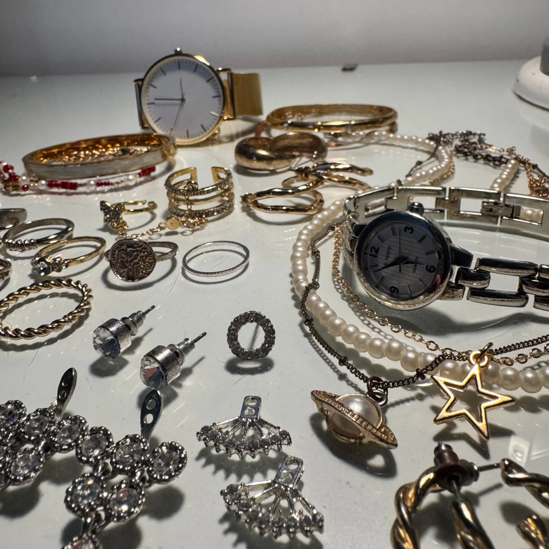 Mix av smycken och klockor i silver och guld - 2