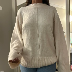 Stickadtröja från Zara!  - Sjukt mysig tröja från Zara! Köpt här på Plick och säljs då jag har en liknande. Fin till sommarkvällar med jeanskjol till exempel. Gosigt material! 