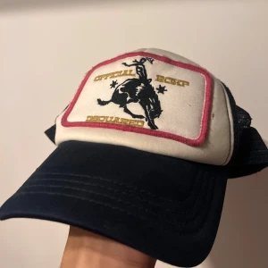 Desquared 2 keps - Hej säljer min Desquared 2 keps då jag inte har någon användning för den. Priset är inte hugget i sten