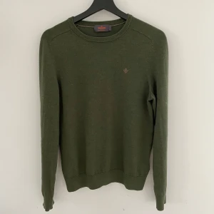 Stickad Tröja från Morris - Säljer en olivgrön stickad tröja från Morris i bra skick | Storlek S | Material 100% Merinoull | Nypris cirka 1200kr | Mitt pris 500 kr men kan diskuteras!
