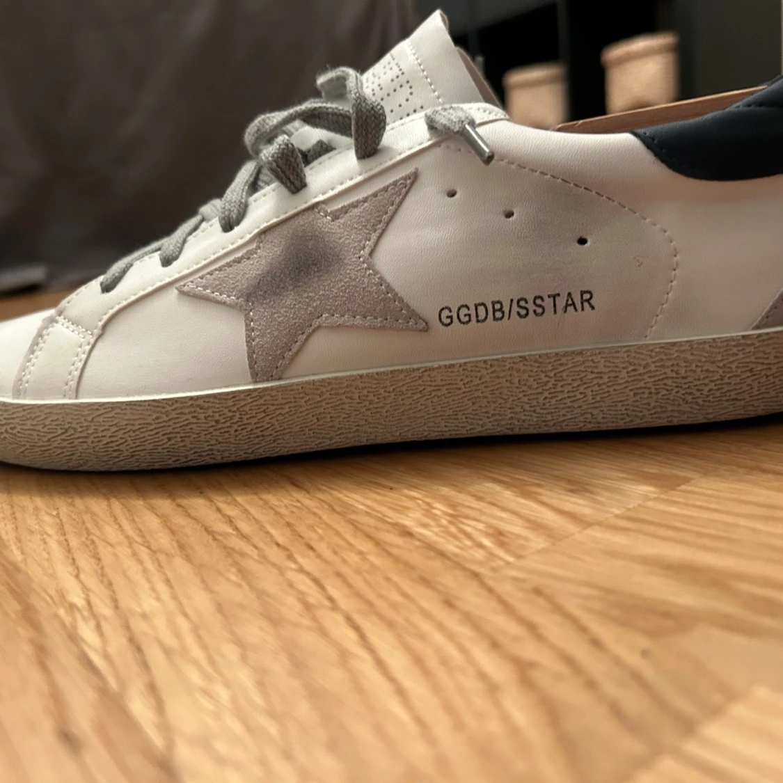 Vita sneakers från Golden Goose med grå stjärna - 2