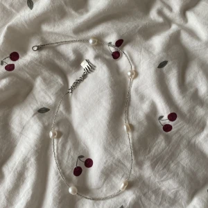 Silvrigt pärl halsband - Köpte på ett loppig så vet inte vilket märke det är. Skicket på den är väldigt fint och jag säljer pågrund av att det inte har kommit till användning.  💕