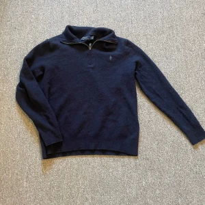 Mörkblå stickad Polo Ralph Lauren tröja - Säljer min mörkblå stickade polotröja från Polo Ralph Lauren. Tröjan är lite urtvättad och är därför i storlek XS, annars är allting bra. 