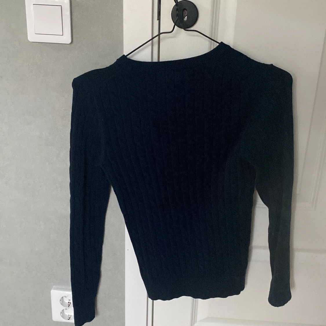 Mörkblå kabelstickad tröja från GANT - 1