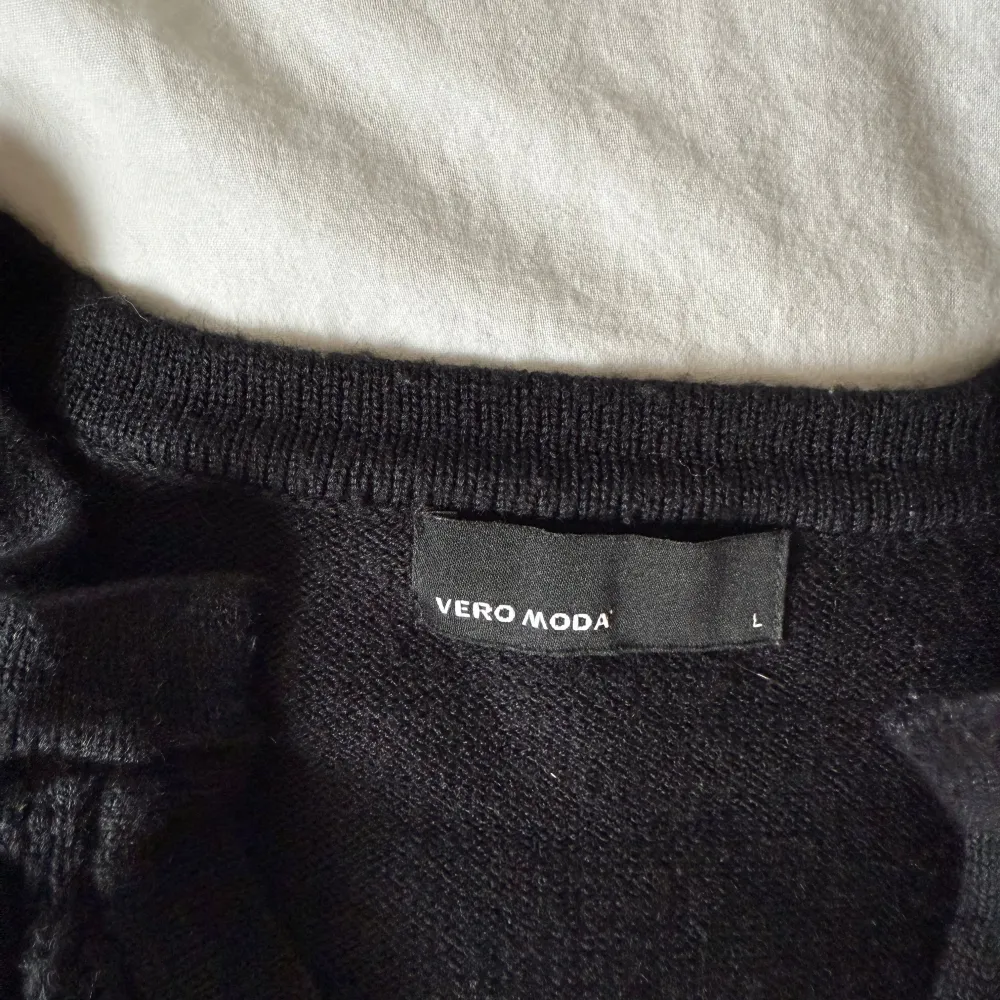 Säljer en svart stickad cardigan kofta från Vero Moda. Mysig och söt! Passar S . Neuletakit & Villapaidat.