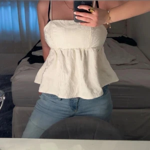 Vit topp med volang och mönster  - Så söt topp! Aldrig använd och är i ny skick, köpt utomlands så vet inte märket 🤗