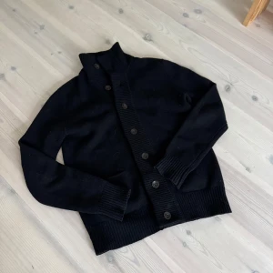 Stickad Cardigan - Säljer en svart stickad cardigan från Peak Performance i strl M. Det är bara att höra av dig vid frågor och funderingar. Pris kan diskuteras!