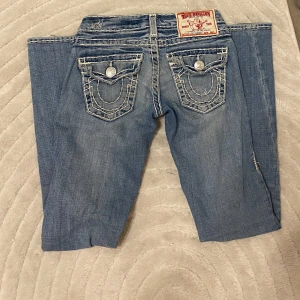 True religion jeans - Bootcut w24 vintage, modelen görs inte längre och är sällsynt. Bootcut low waist med en liten skada vid midja, som man ser på första bilden . xs/s storlek true religion beans 