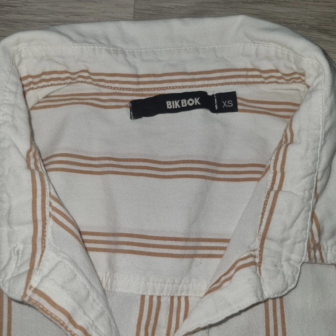 Vit och beige randig skjorta från Bik Bok - 2