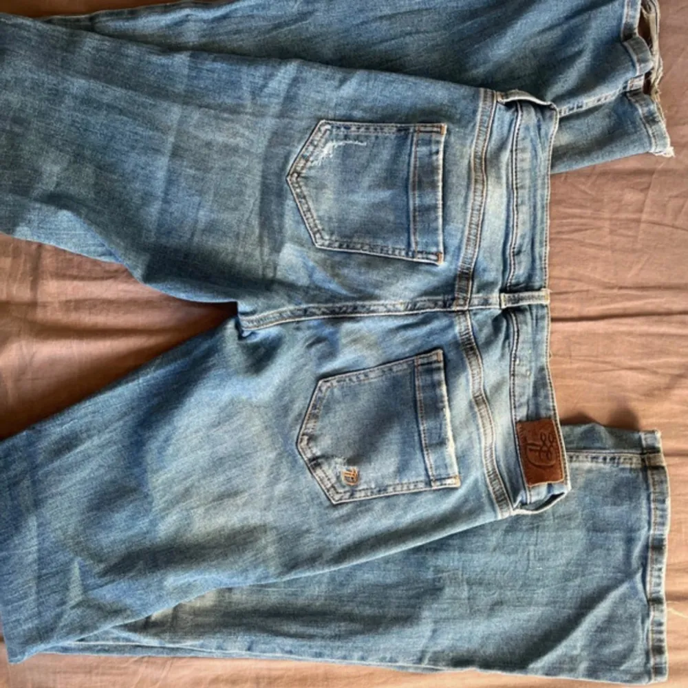 Lågmidjade jeans som tyvärr inte passa mig. Det är slitna längst nere men annars i bra skick!❤️. Farkut & Housut.