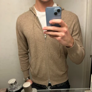 Soft Goat Cashmere Hoodie - 100% Cashmere zip hoodie från Soft Goat🧵         Priset kan diskuteras👉