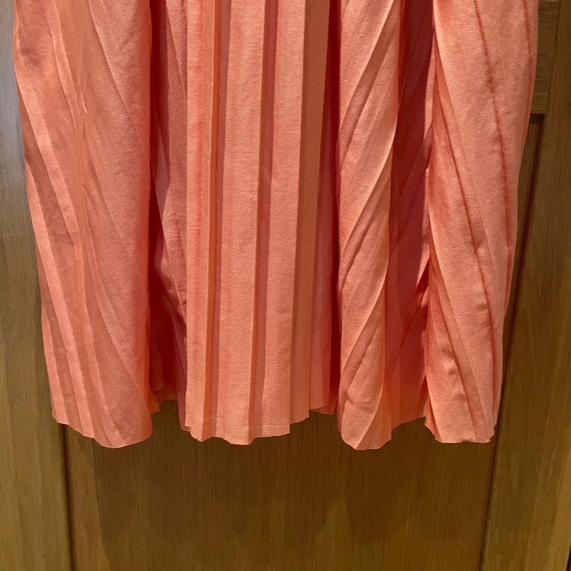 Lång korallklänning med plisserad överdel🧡🩷 - 2