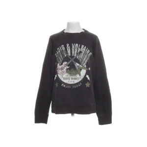 Svart sweatshirt från Zadig & Voltaire - Cool mörkgrå sweatshirt från Zadig & Voltaire med tryck av gitarrer och texten 'ENJOY TODAY' på bröstet. Säljer denna tröjan för 399kr. Storlek 14-S. 