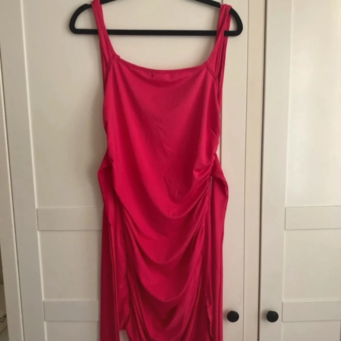 Röd tight miniklänning med öppen rygg och knyt - 4