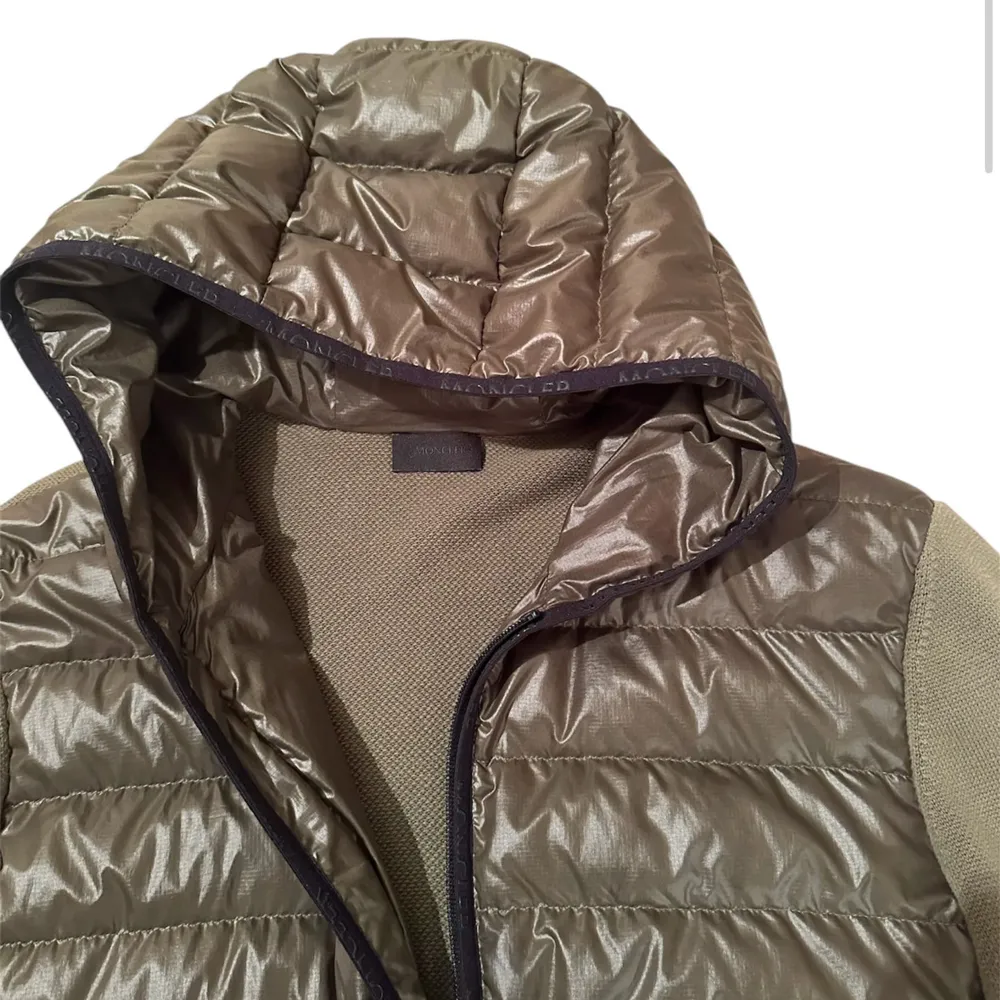 Moncler cardigan. Storlek L. Skick super fint utöver en liten fläck på armen. Pris 4190 nya säsongen! Nypris 11200. Finns att köpa på Fashionels.com. Takit.
