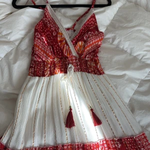 Röd och vit långklänning med mönster - Jätte fin sommar klänning, med vackra detaljer, nästan som ny bara testad 