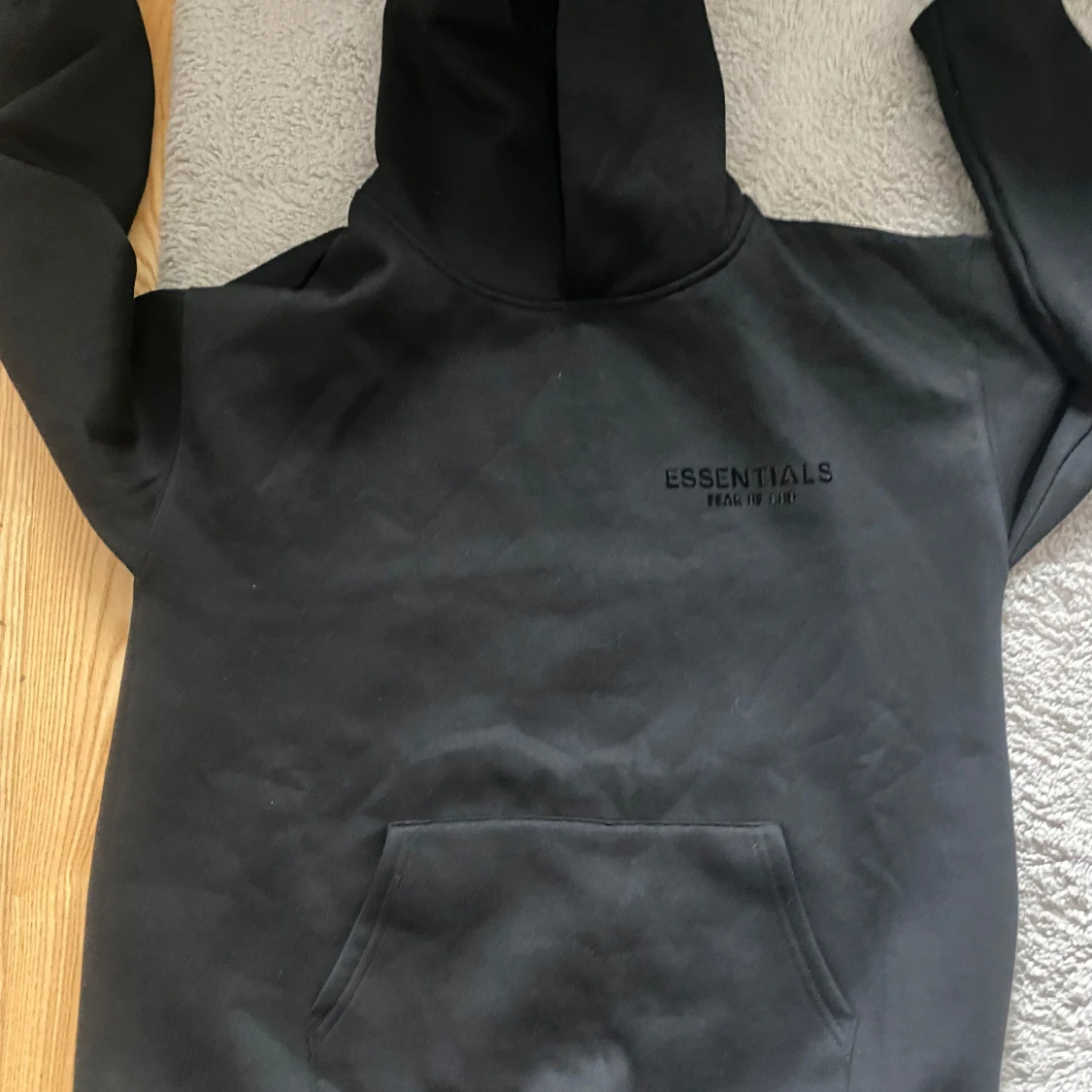 Svart Essentials Fear of God hoodie - 1