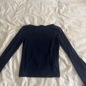 Mörkblå långärmad topp från XOXO friends - Säljer en enkel och stilren mörkblå långärmad topp från XOXO friends. Toppen har en rund halsringning och är tillverkad i mjuk bomull, perfekt för lager-på-lager eller som den är. Aldrig använd och inga fläckar eller hål❣️❣️