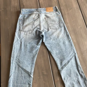 Ljusblåa jeans - Ett par ljusblåa jeans i bra skick, storlek 30/34! Hör av er vid funderingar eller köp direkt!