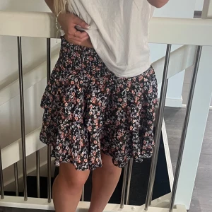 kjol - jättefin blommig kjol💓💓