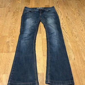 Blå bootcut jeans från L.A. Idol - Säljer nu dessa super snyggaa jeans från L.A. Idol, de är verkligen skit coola och low waist, säljer de pga av att de inte riktigt passar mig längre men hoppas någon vill köpa dessa skit snyggaa jeans😻😻🩷🫶