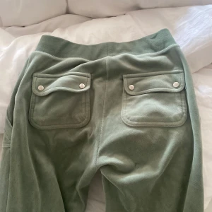 Juicy couture  - Säljer ett par superfina gröna juicy couture byxor, har sytt upp dom då dom var för långa för mig som e 163 men jättelätt att ta bort, kan göra de ifall de önskas, tvättas såklart innan dom säljs
