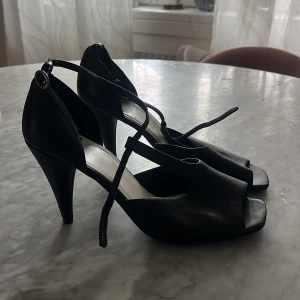 Svarta klackskor - Säljer ett par eleganta svarta klackskor från Vagabond, använd ett fåtal gånger. Har lite märken på klacken annars i jätte bra skick 🥰