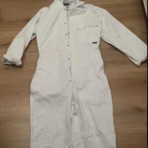 Student overall  - Helt ny och oanvänd ”student overall”. Säljer då den var aningen stor på mig. Skulle säga att den passar en större S eller en M. Den är sjukt bra kvalité, köpte för 300kr. Unisex!!💘