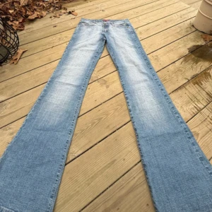 Lågmidjade bootcut jeans!!💕 - Säljer dessa sjukt snygga ljusblå Lågmidjade bootcut jeansen💕jättefint skick bara att dom har tappat några kristaller på fickorna men inget man tänker på🥰