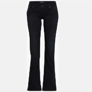 Ltb jeans  - Super snygga svarta ltb jeans med låg midja. Lite slitna nere vid fötterna. Dom är i storlek 25/32, säljer då de inte kommer till användning! 