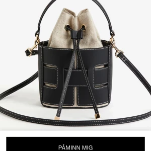 Svart bucketväska från hm  - Trendig svart bucketväska från hm som är helt slutsåld. Den är helt oanvänd och kommer inte till användning, därför säljer jag den🩷🩷 skriv för egna bilder 