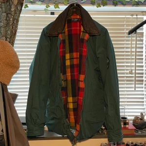 Jacka från GANT - Mysig jacka från GANT, den är håller dig varm på vintern mot kyla och vind. Jackan har ett WWF-märke på ärmen. Köpt second hand. Den är i bra skick