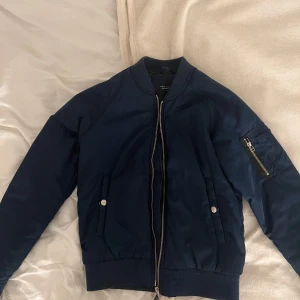 Bomber jacka  - Jätte fin perfekt vårjacka utan (synliga)  defekter💞 pris kan diskuteras och skriv om frågor finns 😊
